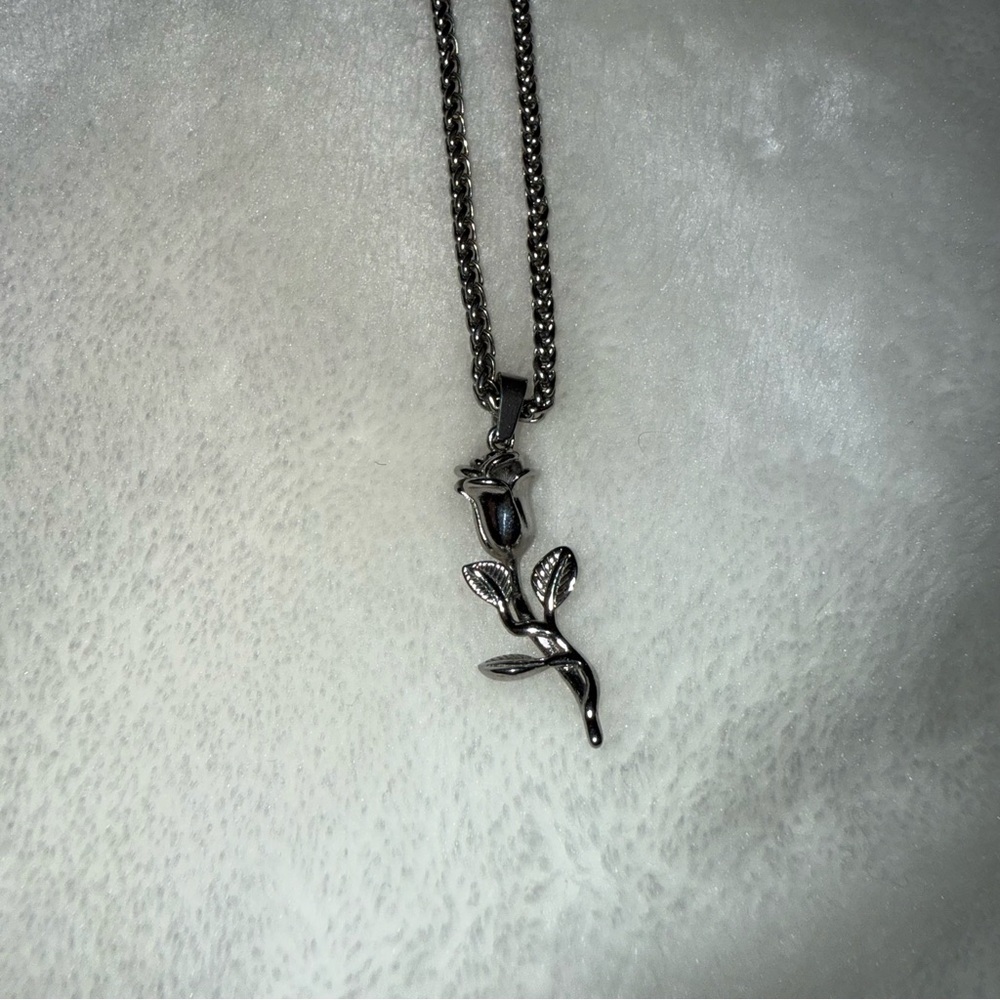 Elegant Silver Rose Pendant Necklace